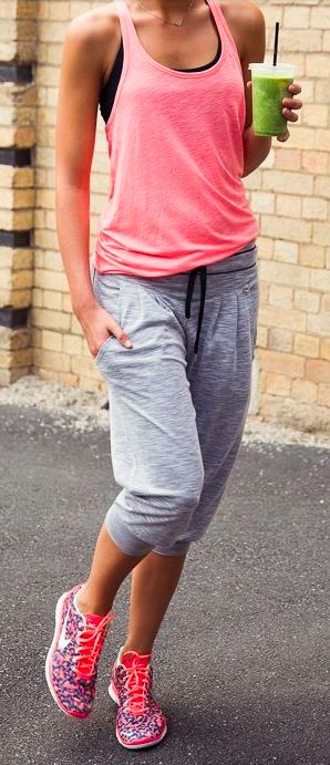 ¡Me encanta este look para ir al gimnasio! Camisa rosa flúor y pantalón gris,...