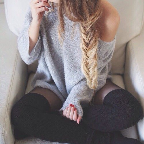 Coiffure, tresse, pull, chaussettes hautes, nail art