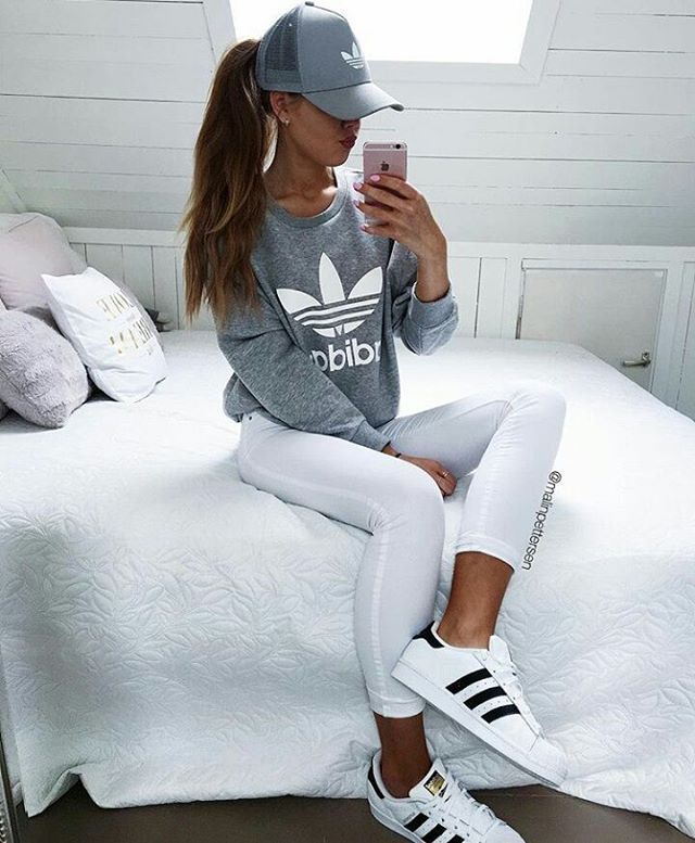 Cool outfit from Malin Pettersen Sneaker, pullover and cap from adidas adidas Or...