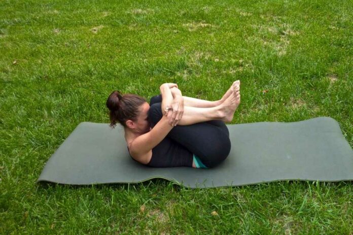 How do you make a yoga mat at home?