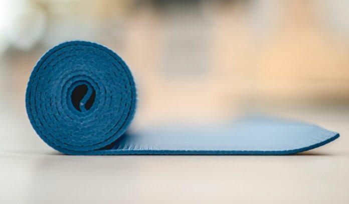 How thick should a beginner yoga mat be?