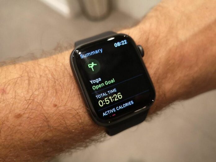 How does Apple Watch calculate calories for yoga?