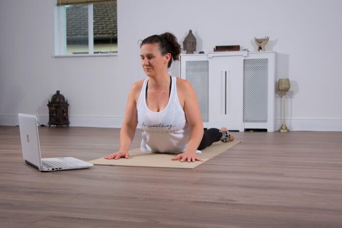 How does an online yoga class work?