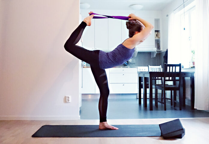 How do beginners use yoga blocks?