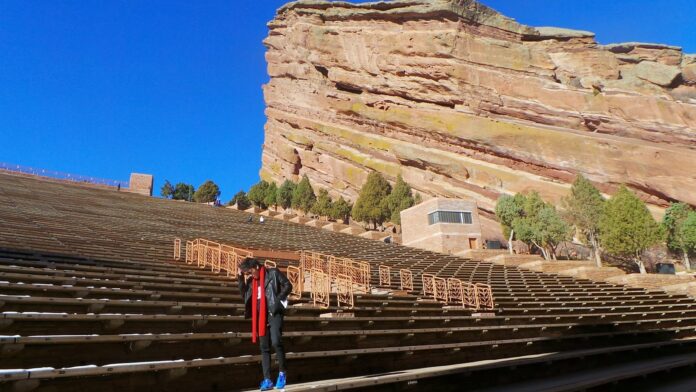 Can I bring a blanket to Red Rocks?