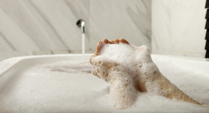Can hot baths induce labor?