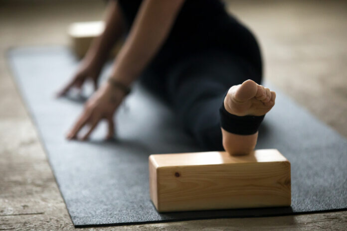How do beginners use yoga blocks?
