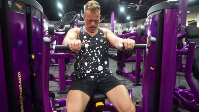 Can you wear nails at Planet Fitness?
