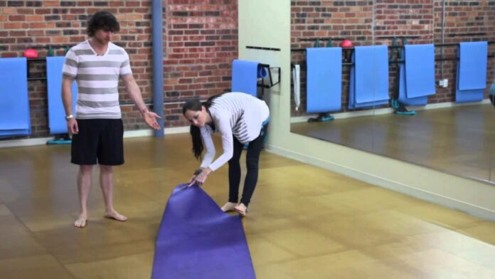 How do you use a yoga mat with lines?